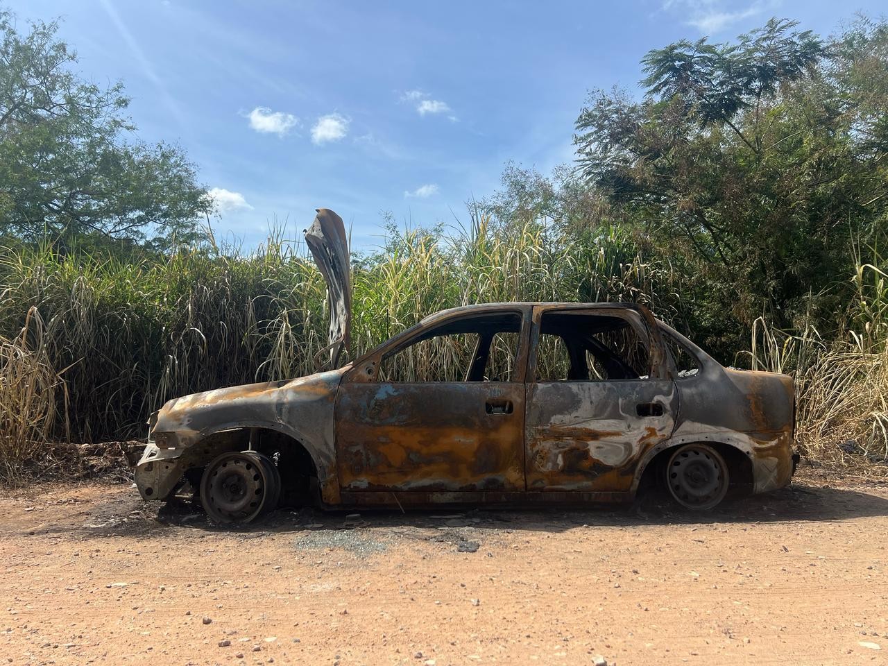 Corpo encontrado carbonizado ao lado de carro incendiado em Cabreúva é identificado 