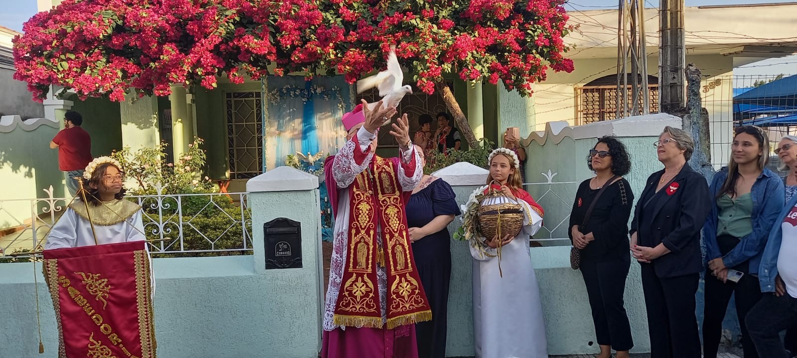 Milhares de devotos acompanham o encerramento da Festa do Divino de Mogi das Cruzes