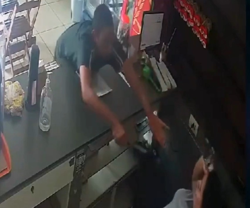Assaltante ameaça balconista de lanchonete com faca e rouba dinheiro do caixa no interior de MG; VÍDEO