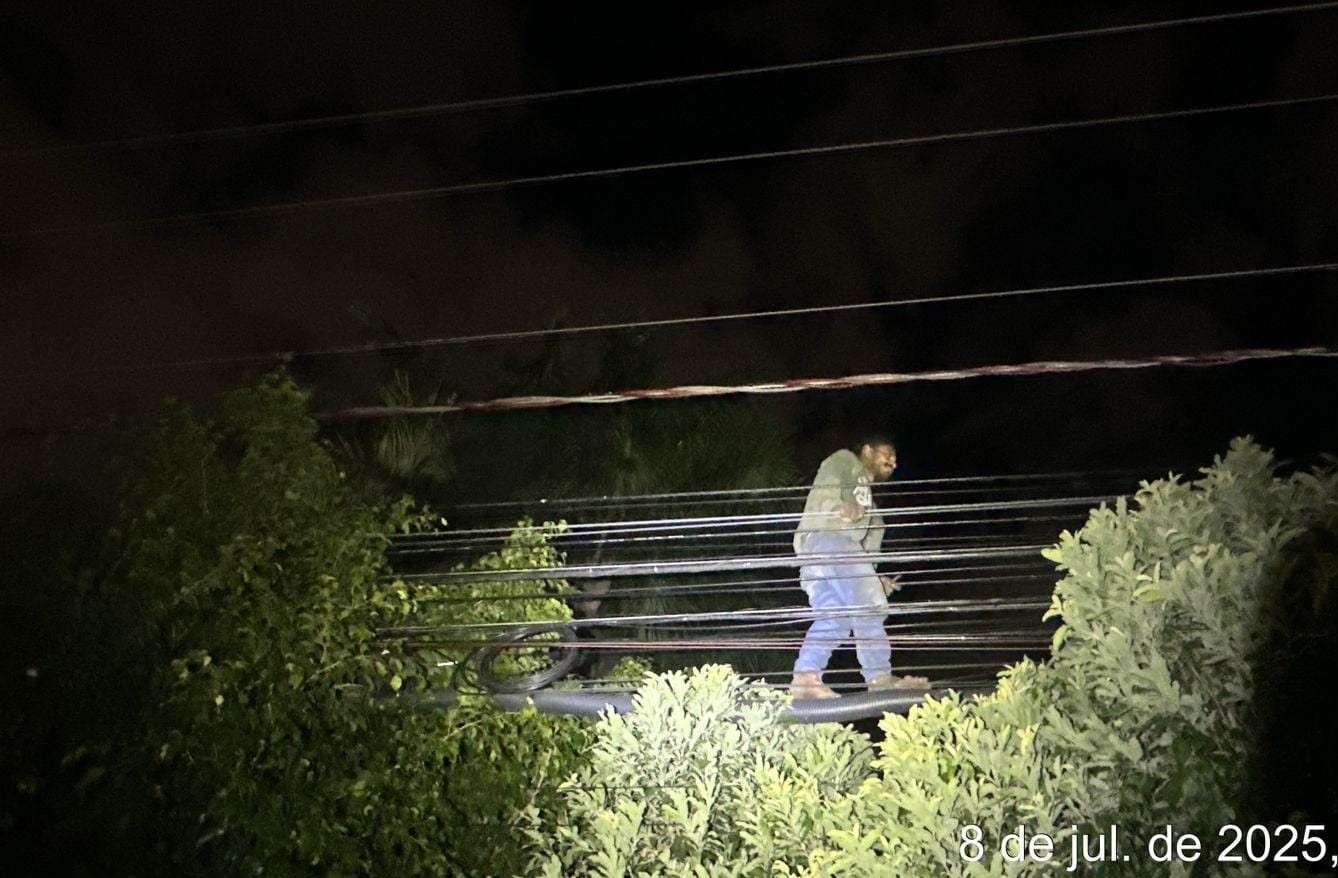 Homem caminha sobre fios elétricos para furtar fiação no centro de Campo Grande