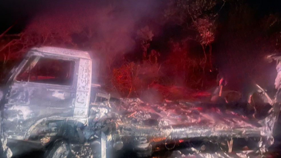 Caminhão destruído pelo fogo — Foto: Polícia Militar/Divulgação