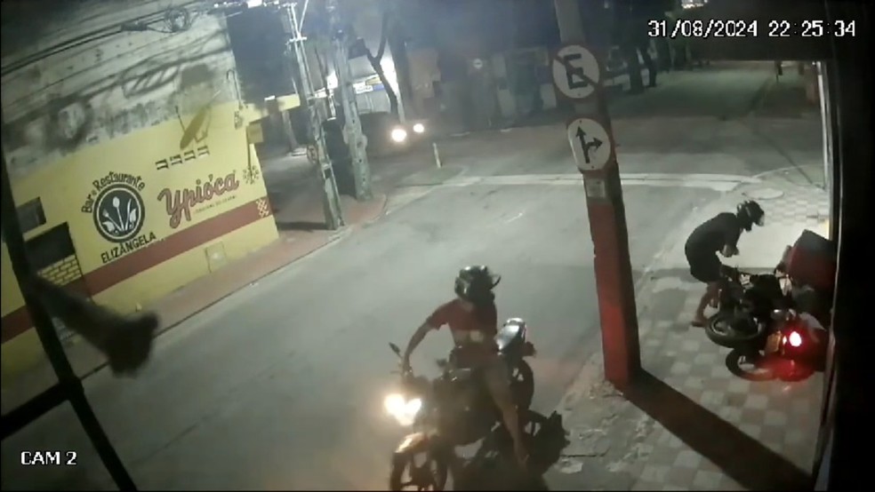 Assaltantes roubaram celular de entregador no Centro de Fortaleza. — Foto: Reprodução