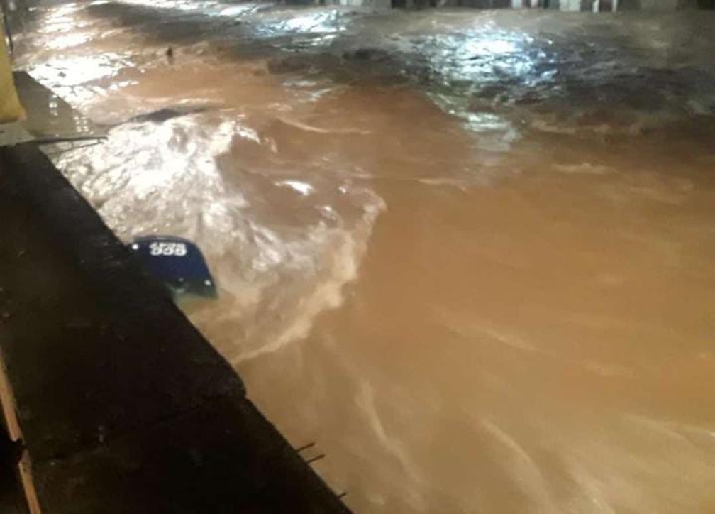 Repórter da Globo fica presa na mesma enchente que tirou a vida de idosa de  88 anos - Área VIP