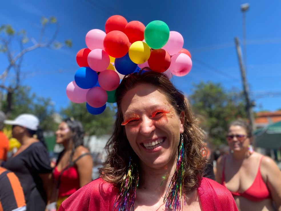 Carnaval 2024 em BH: foliona inova no enfeite feito com balõezinhos no desfile do Magnólia — Foto: Camila Falabela/g1