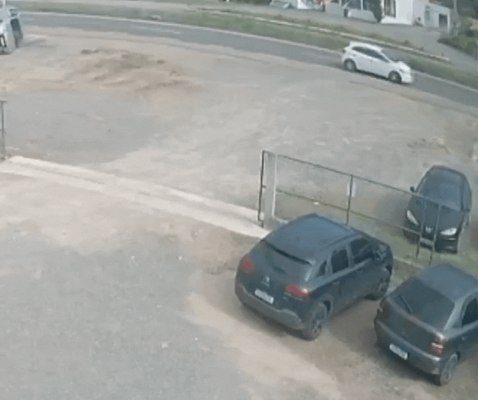 Carro capota após colisão e cai sobre outros veículos na rodovia de acesso ao Beto Carrero, em SC