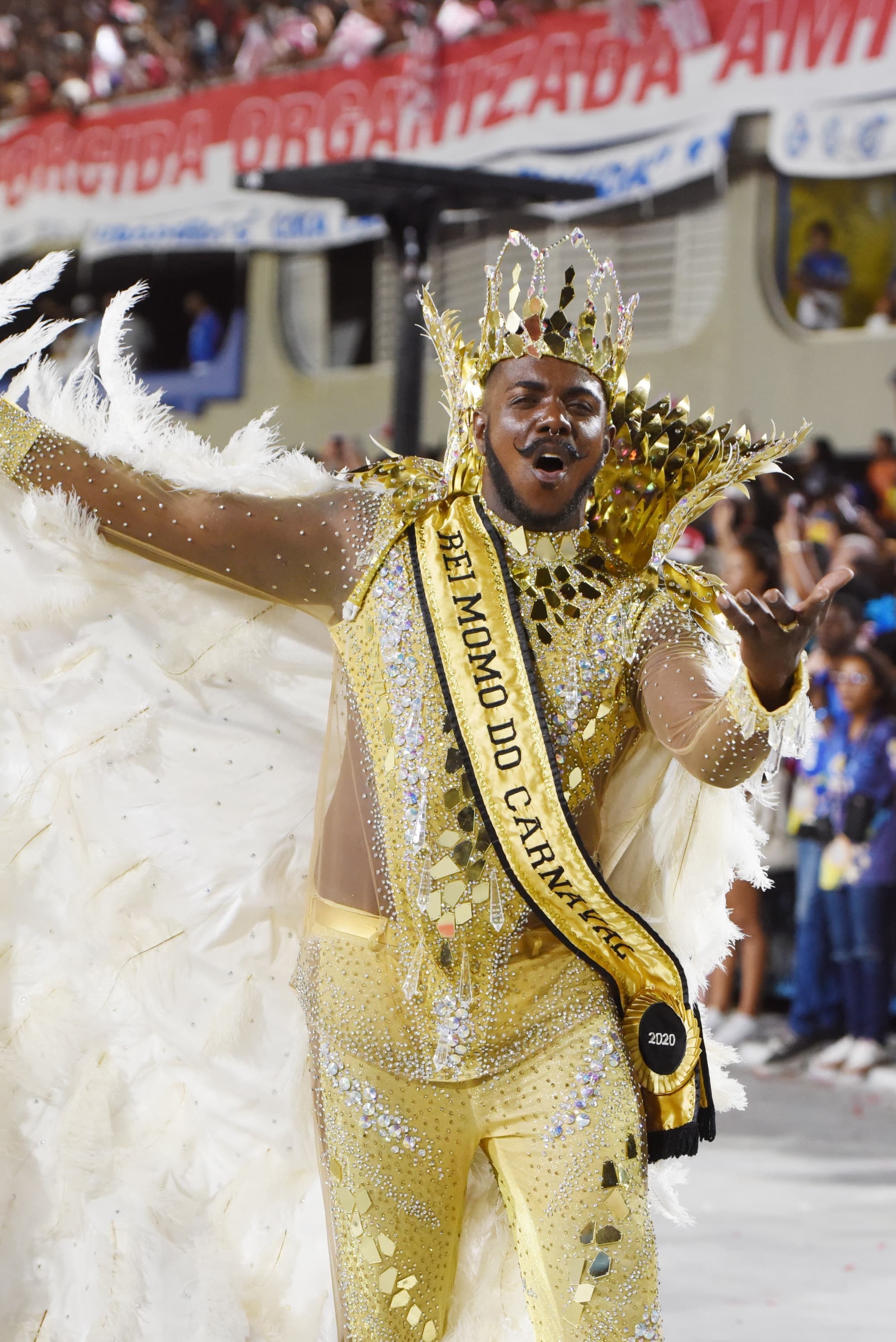 
Corpo do Rei Momo Wallace Guedes é enterrado na Grande BH