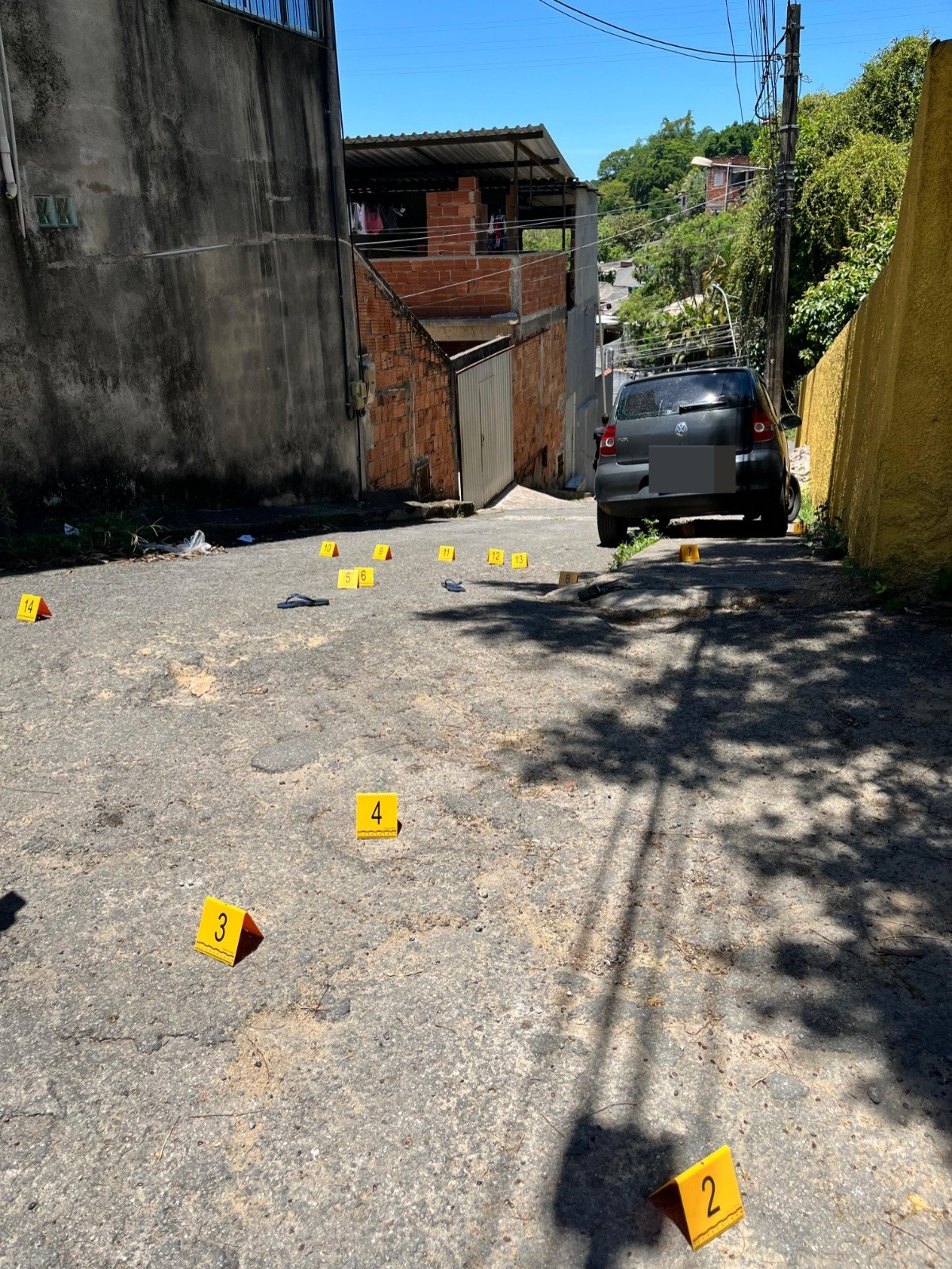 Carro da Polícia Civil é recebido a tiros durante buscas por jovem desaparecido em Volta Redonda