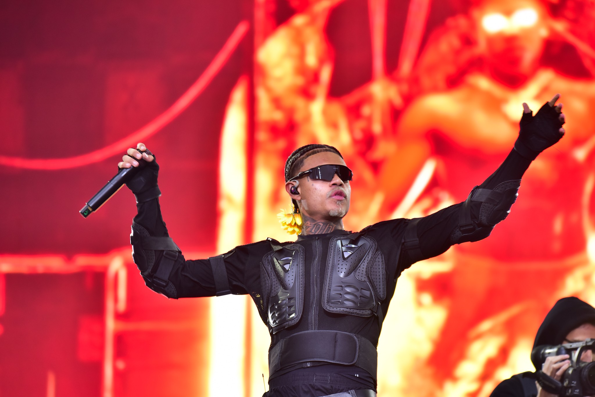 MC Cabelinho anima plateia de adolescentes, mas canta pouco em show no The Town