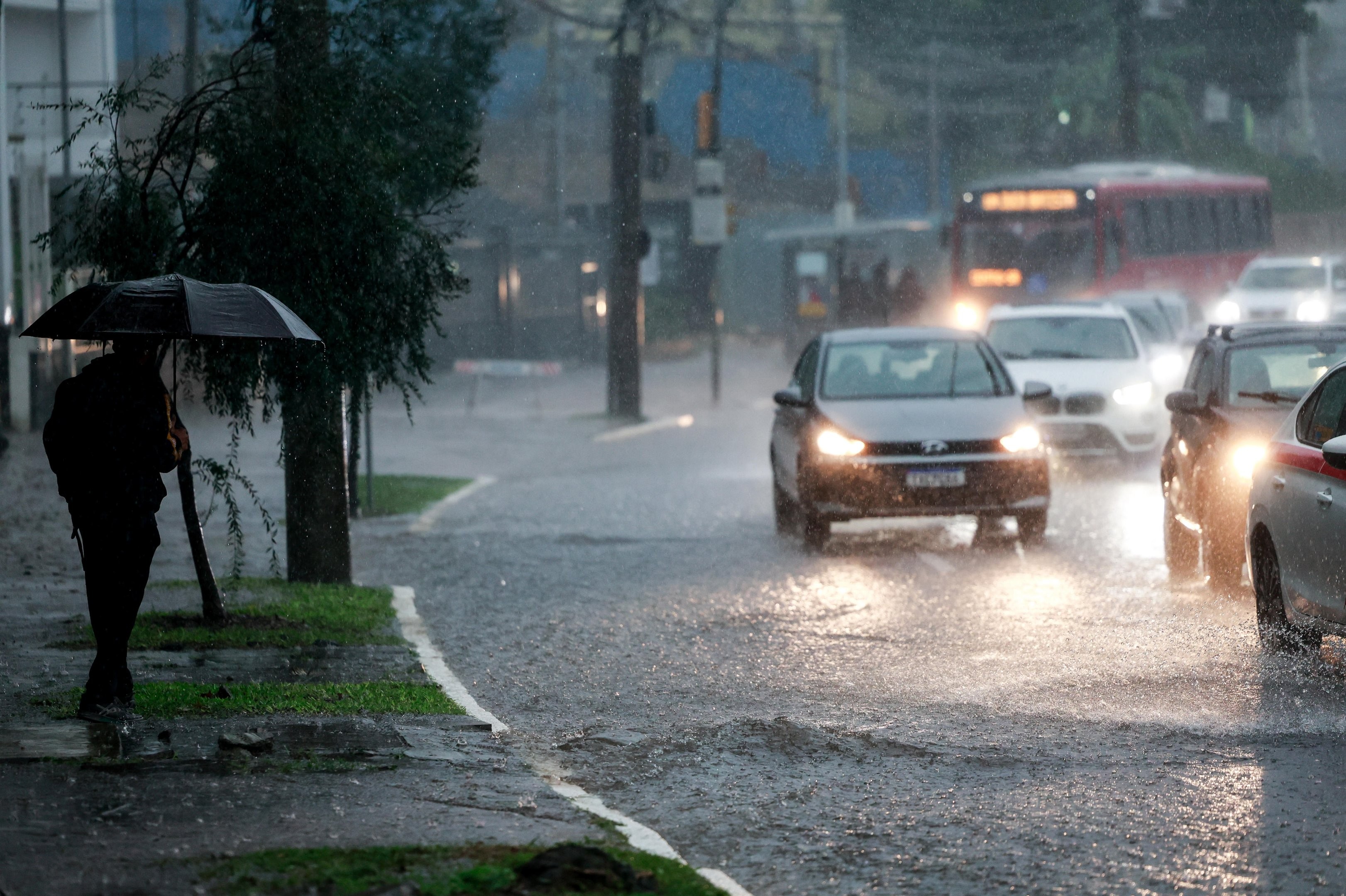 Inmet emite avisos de grande perigo para tempestade no RS e rios têm risco muito alto de inundação