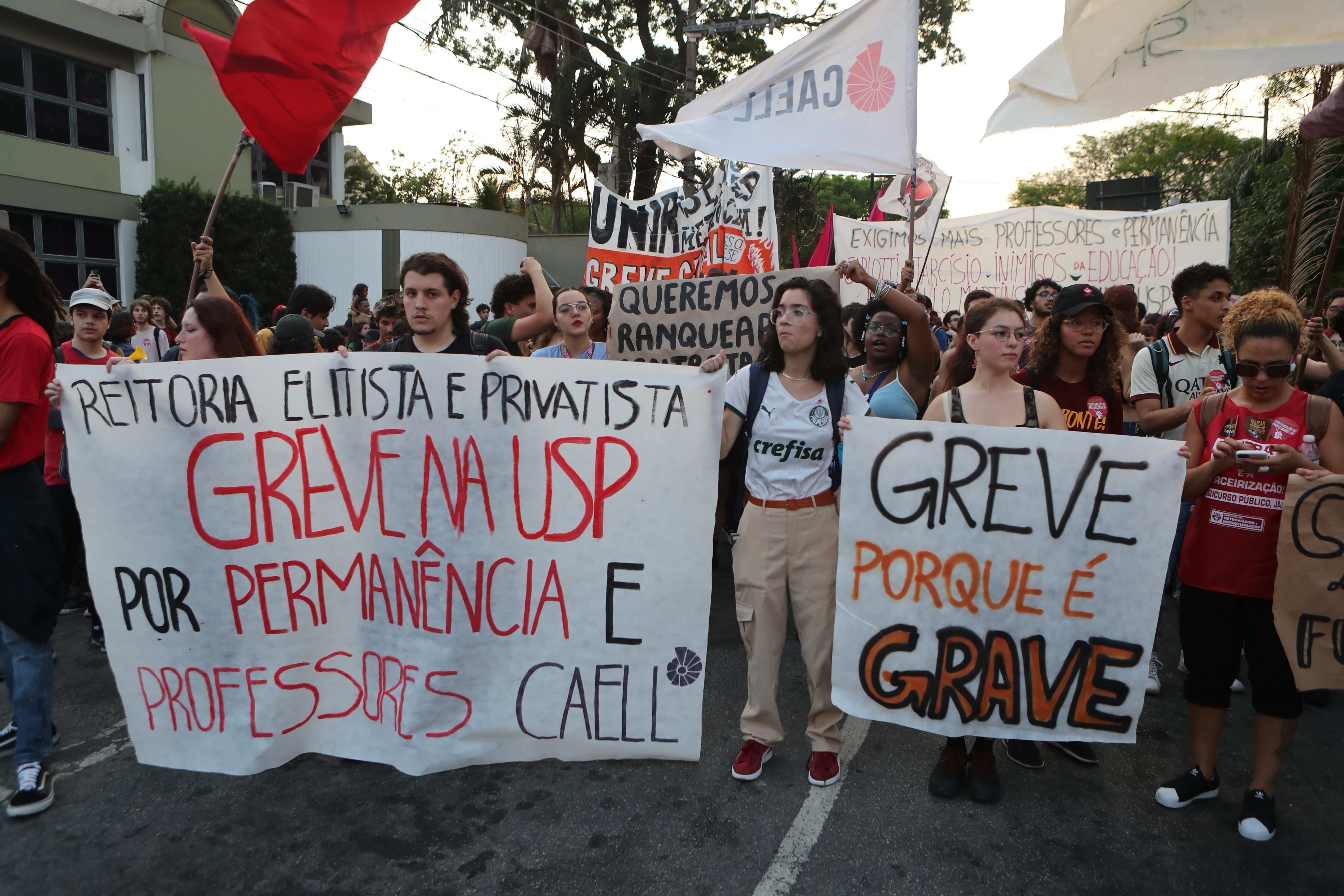 Estudantes da USP decidem encerrar greve após 54 dias de luta