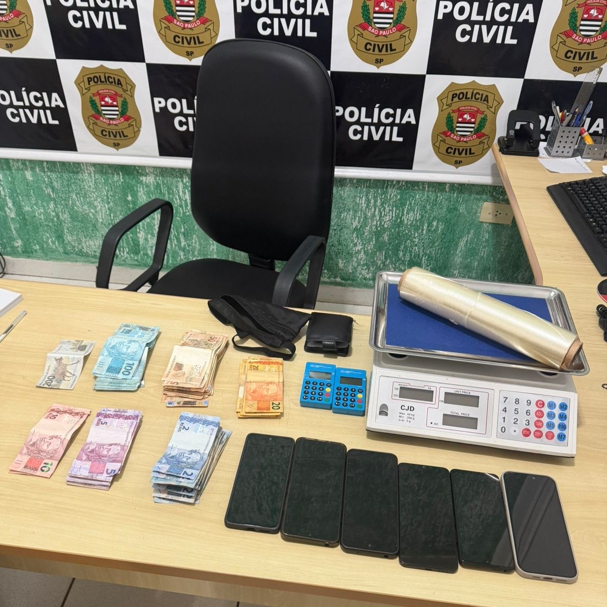 Polícia apreende quase R$ 8 mil e diversos itens usados para o tráfico de drogas em Panorama