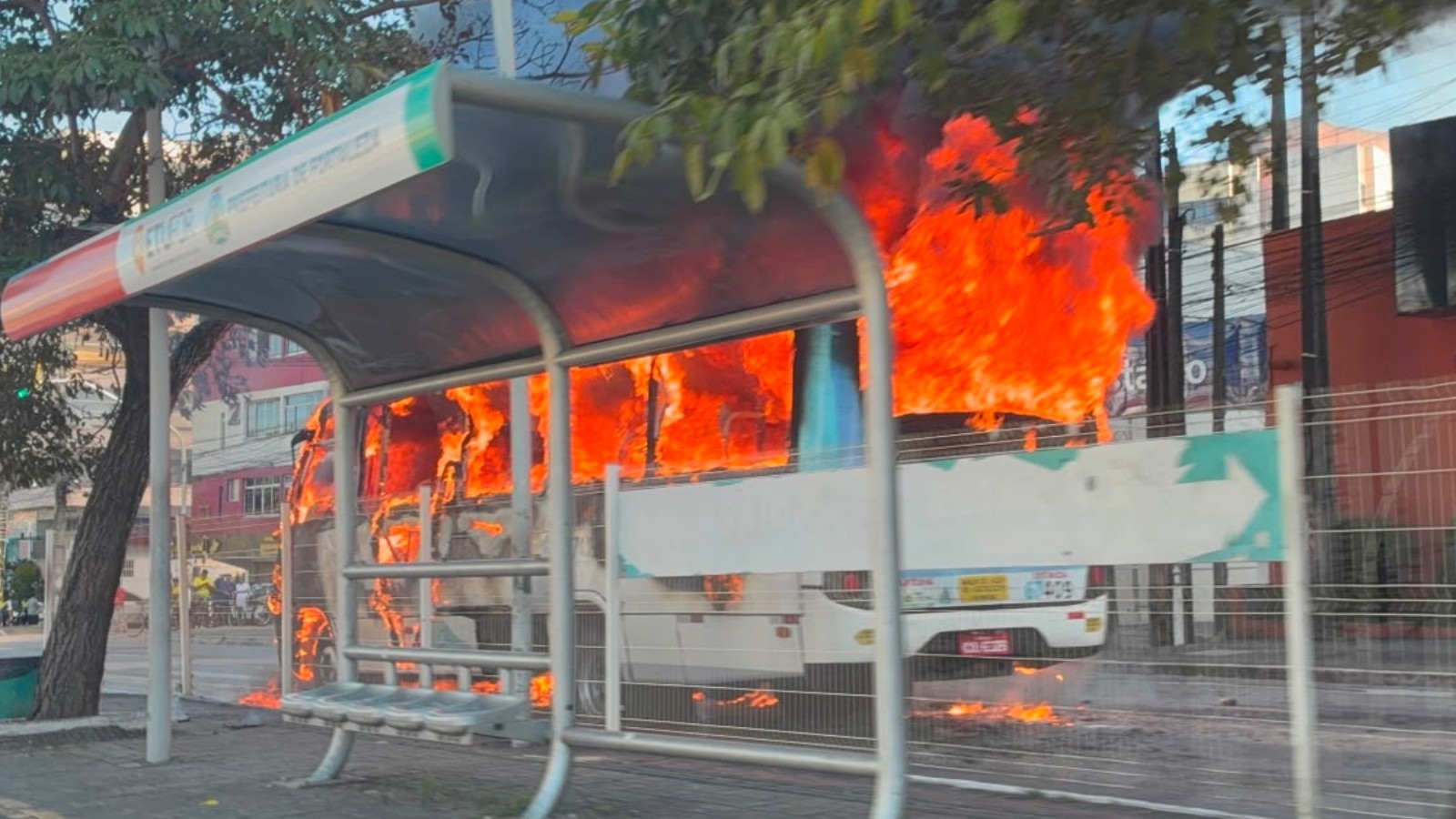 Micro-ônibus pega fogo na Av. Bezerra de Menezes, em Fortaleza; vídeo