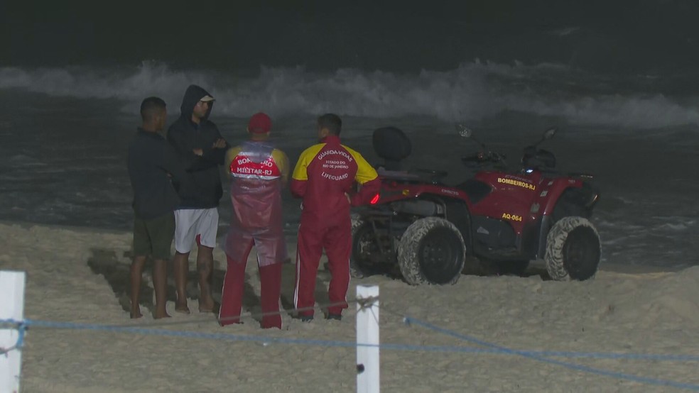 Bombeiros buscam pelo menino na areia e no mar — Foto: Reprodução/TV Globo