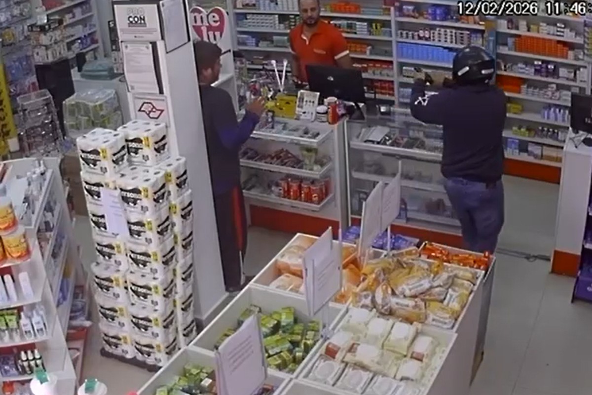 VÍDEO: dupla em motocicleta assalta farmácia em Hortolândia