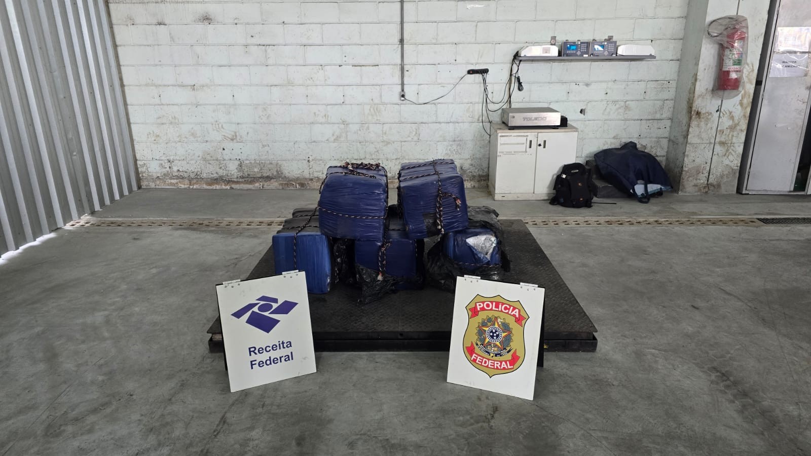 Receita e Polícia Federal apreendem 289 kg de cocaína em carga de peças para motor no Porto de Santos