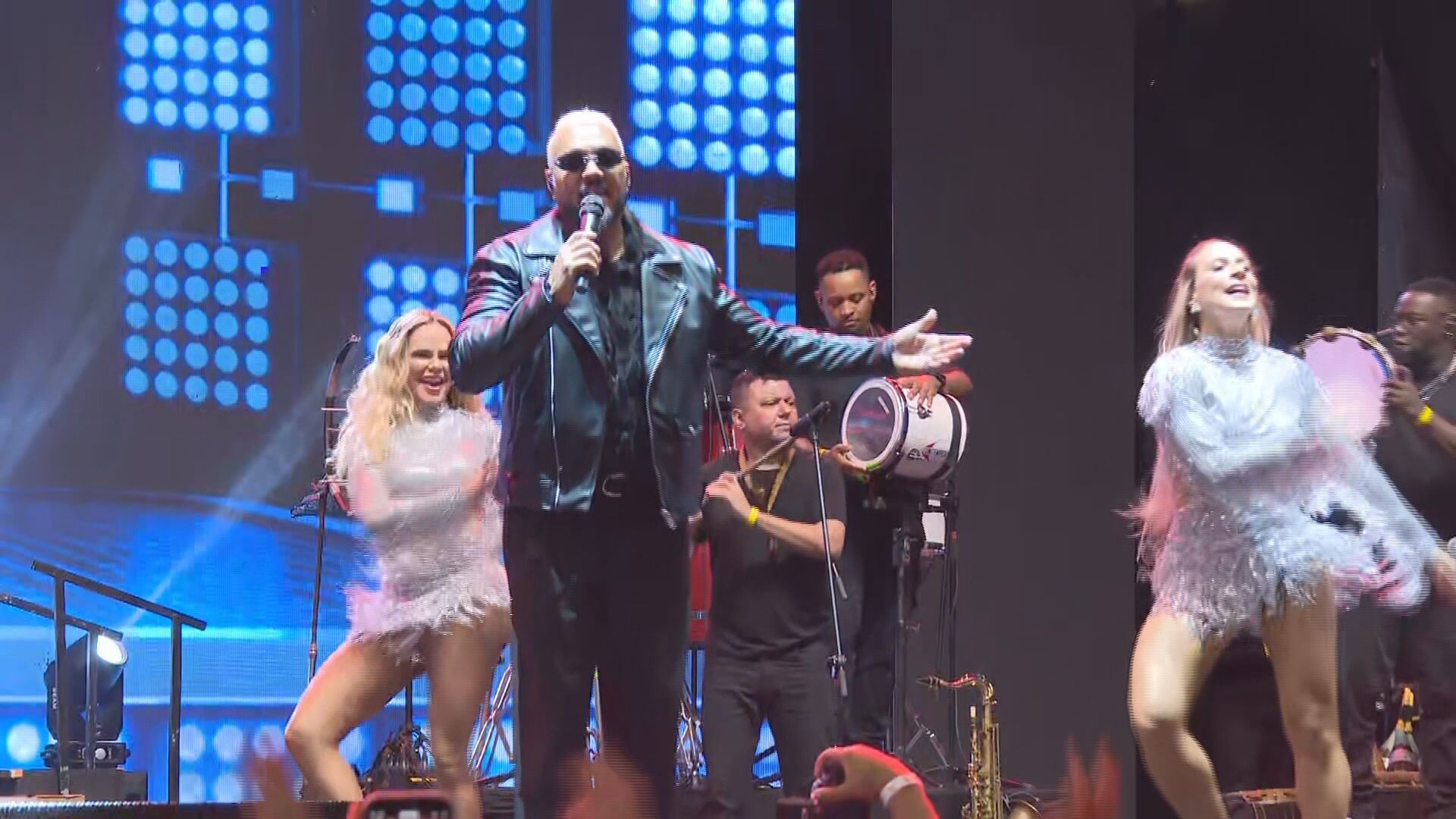 Após Orquestra Heliópolis, Simoninha e Luciana Mello, Belo lota o Vale do Anhangabaú em show na Virada Cultural