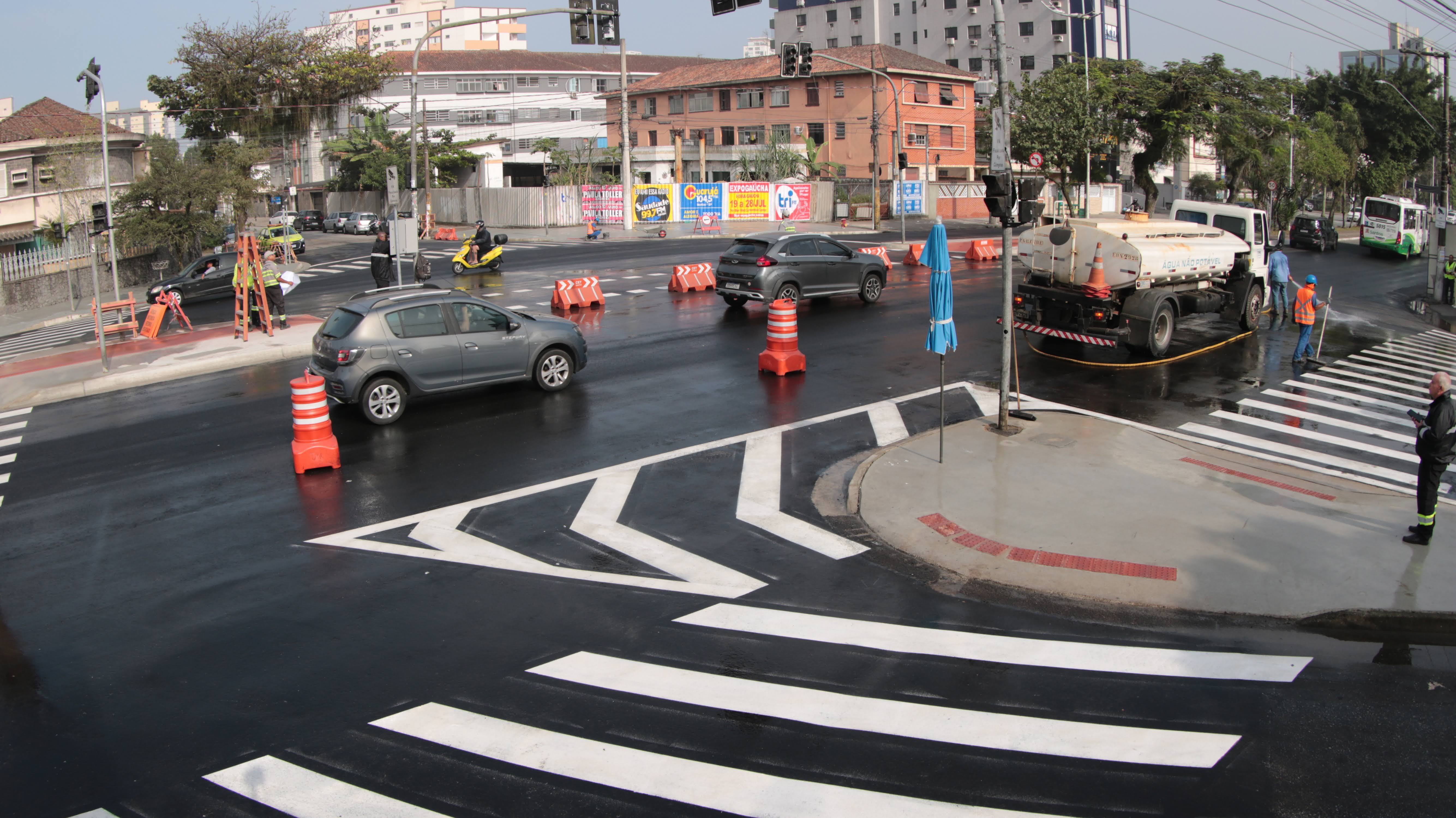 Nova passagem de veículos é implantada na avenida Afonso Pena, em Santos, SP 