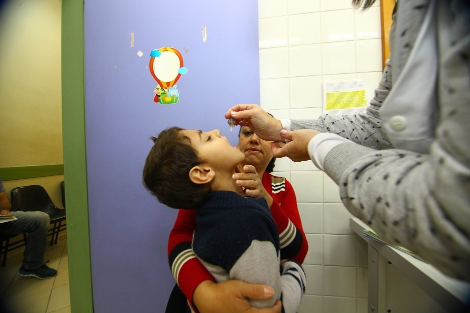 Ministério da Saúde volta a incluir reforço contra pólio aos 4 anos no calendário infantil