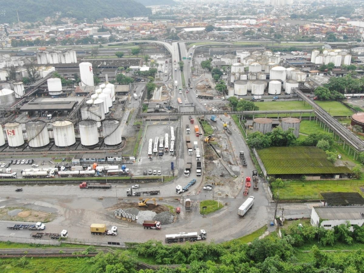 Obras em canal de drenagem na Alemoa, em Santos, provocam desvios da perimetral; confira