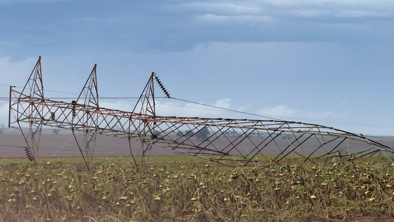 Ventos de 100 km/h em Taquaritinga, SP, derrubam torre de alta tensão e deixam 69% da cidade sem energia