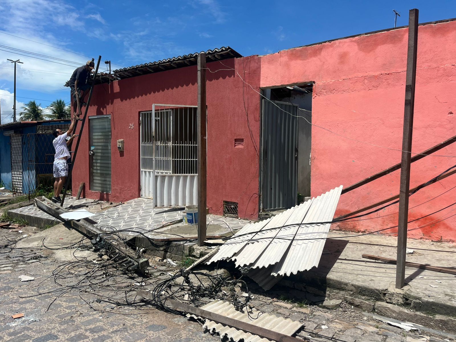 Caminhão arrasta fiação, derruba postes e deixa mais de 6 mil imóveis sem energia em Parnamirim