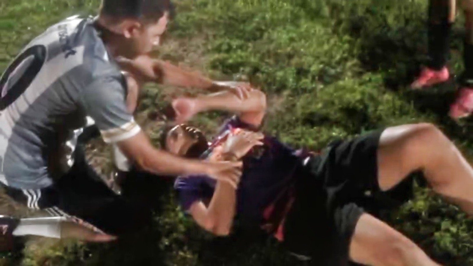 Fio se rompe sobre campo de futebol e causa choque elétrico em três atletas; vídeo