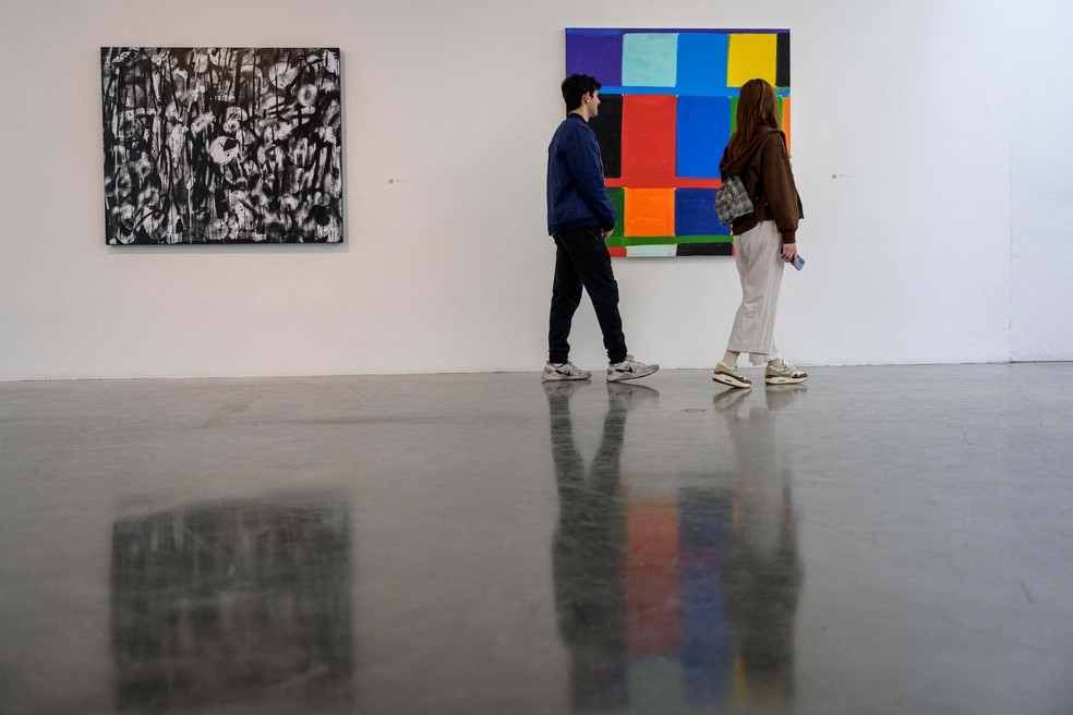 Pessoas visitam exposição do leilão para angariar fundos para a reforma da casa de infância de Nina Simone — Foto: Angela Weiss/AFP