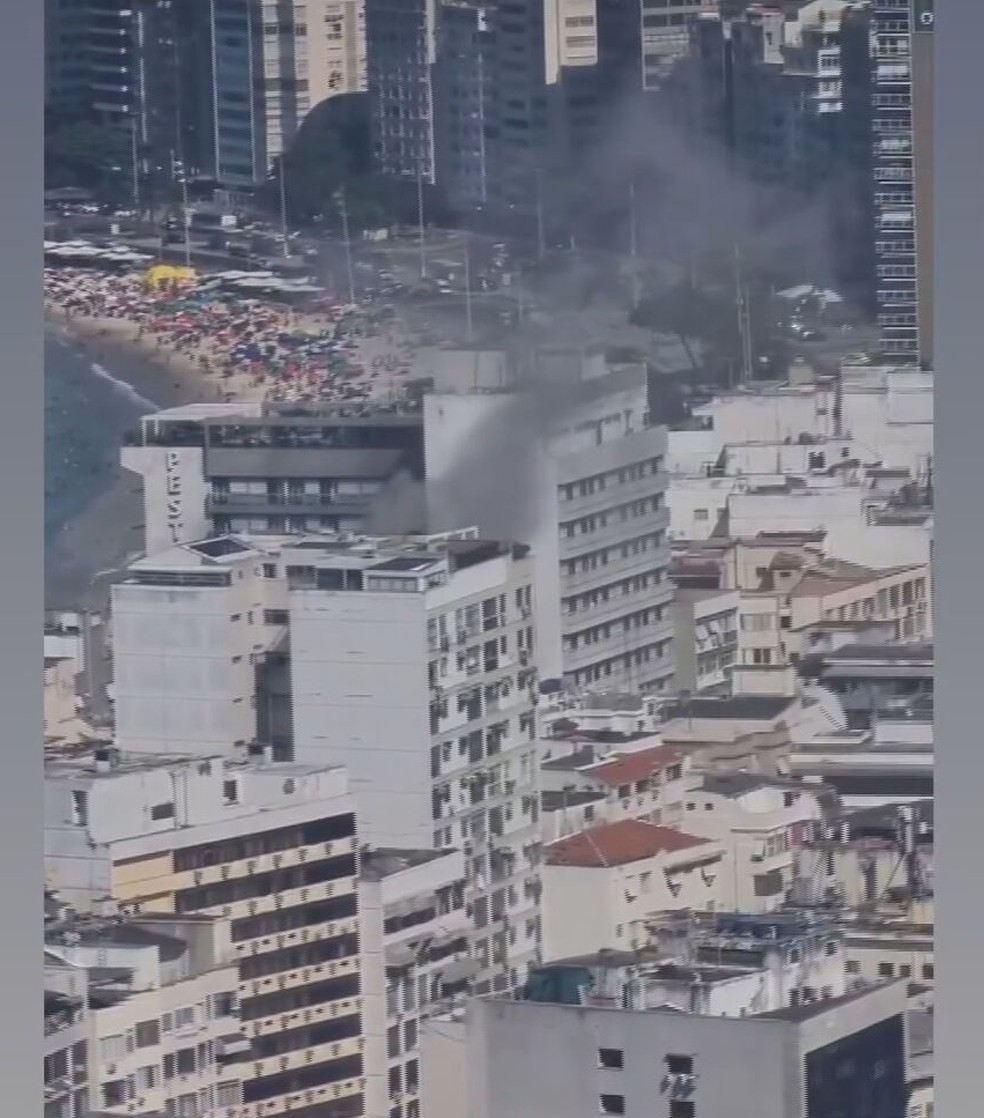 Bombeiros combatem incêndio em restaurante de Copacabana — Foto: Reprodução redes sociais