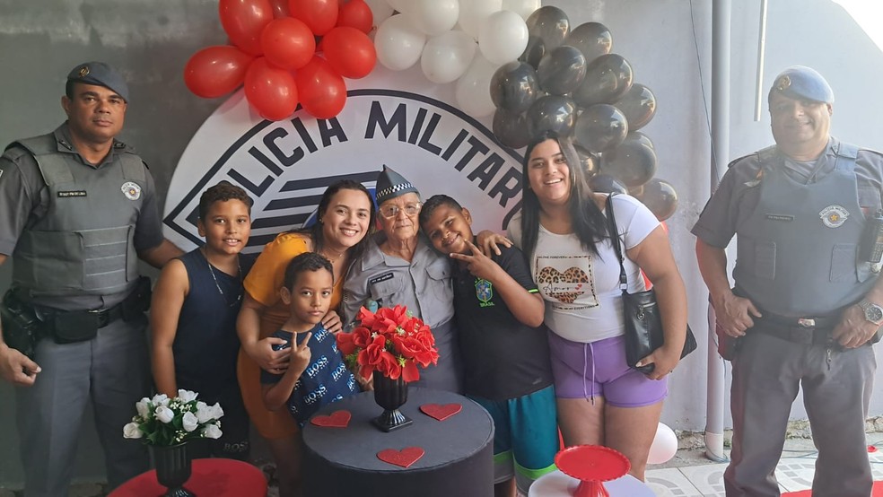 Antônia ao lado de PMs e familiares em festa de aniversário realizada em Itanhaém (SP) — Foto: Arquivo pessoal