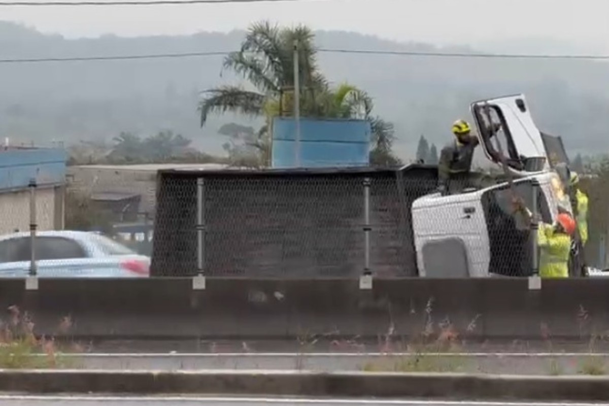 Caminhão tomba na pista expressa da Via Dutra, em São José dos Campos