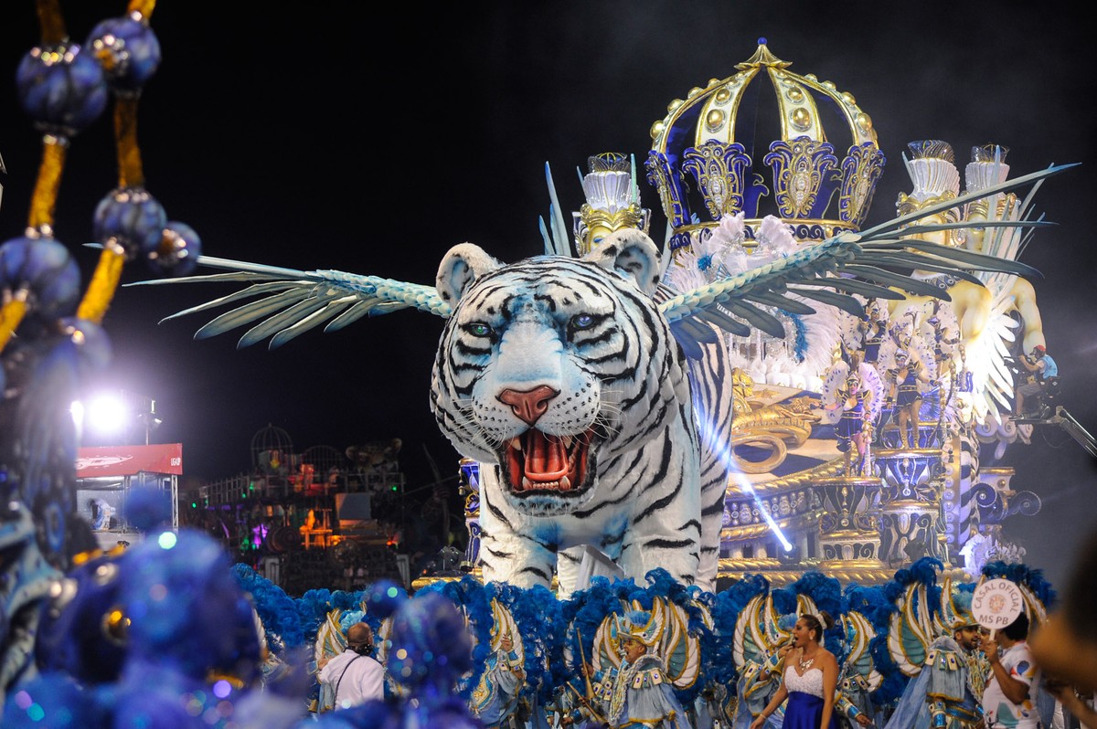 Atual campeã, Império de Casa Verde canta sobre paz com carros luxuosos