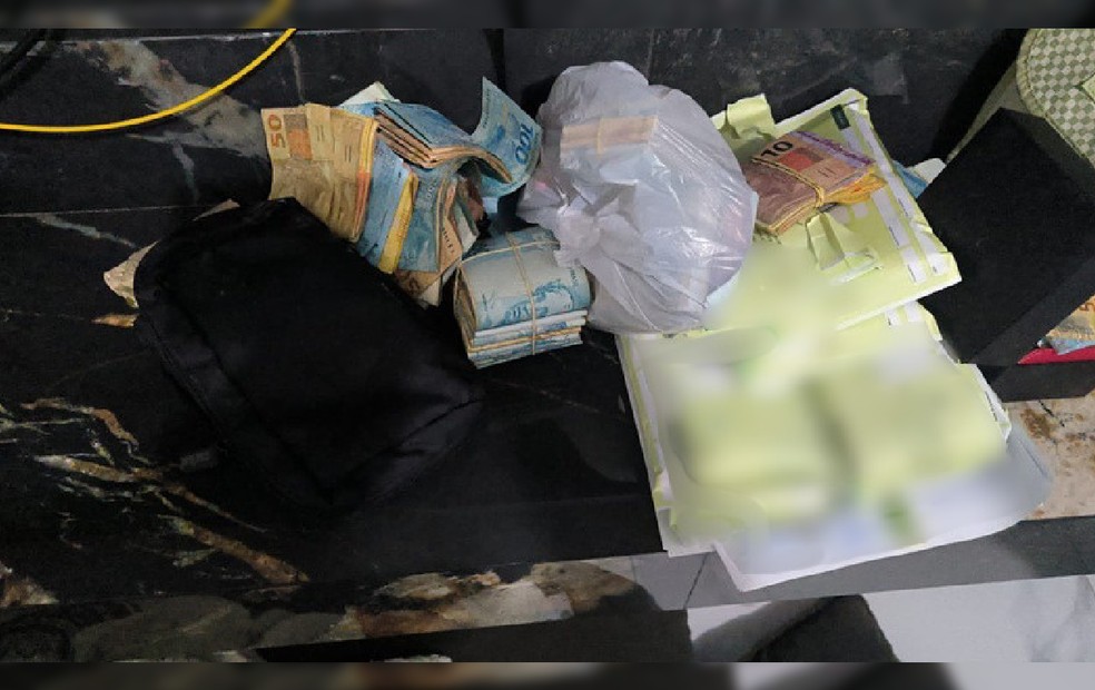 Foram apreendidos cerca de R$ 157 mil em espécie e mais de 56 mil maços de cigarros contrabandeados — Foto: Polícia Federal
