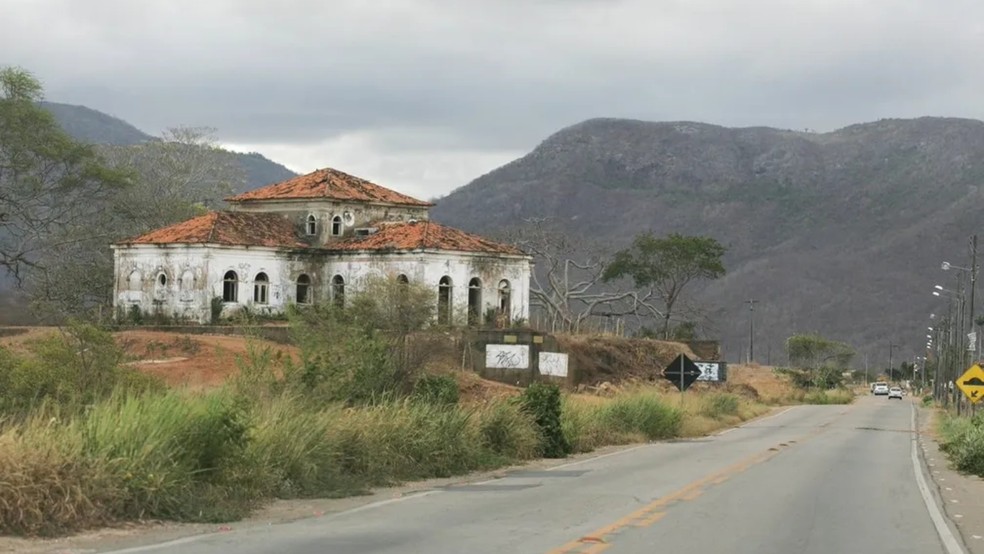 Algumas pessoas que trafegam no trecho da CE-060 em frente ao Casarão de Água Verde afirmam ouvir gritos, choros e assobios de assombrações. — Foto: Arquivo SVM