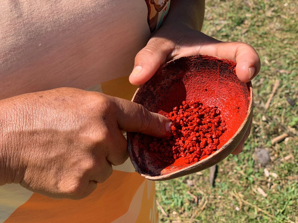 Mulheres do povo Macuxi usam urucum benzido para pedir permissão da 'Vovó Barro'. — Foto: Yara Ramalho/g1 RR
