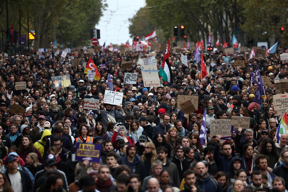 Centenas de pessoas reunidas em manifesta&ccedil;&atilde;o em Paris neste s&aacute;bado (24) &mdash; Foto: REUTERS/Abdul Saboor