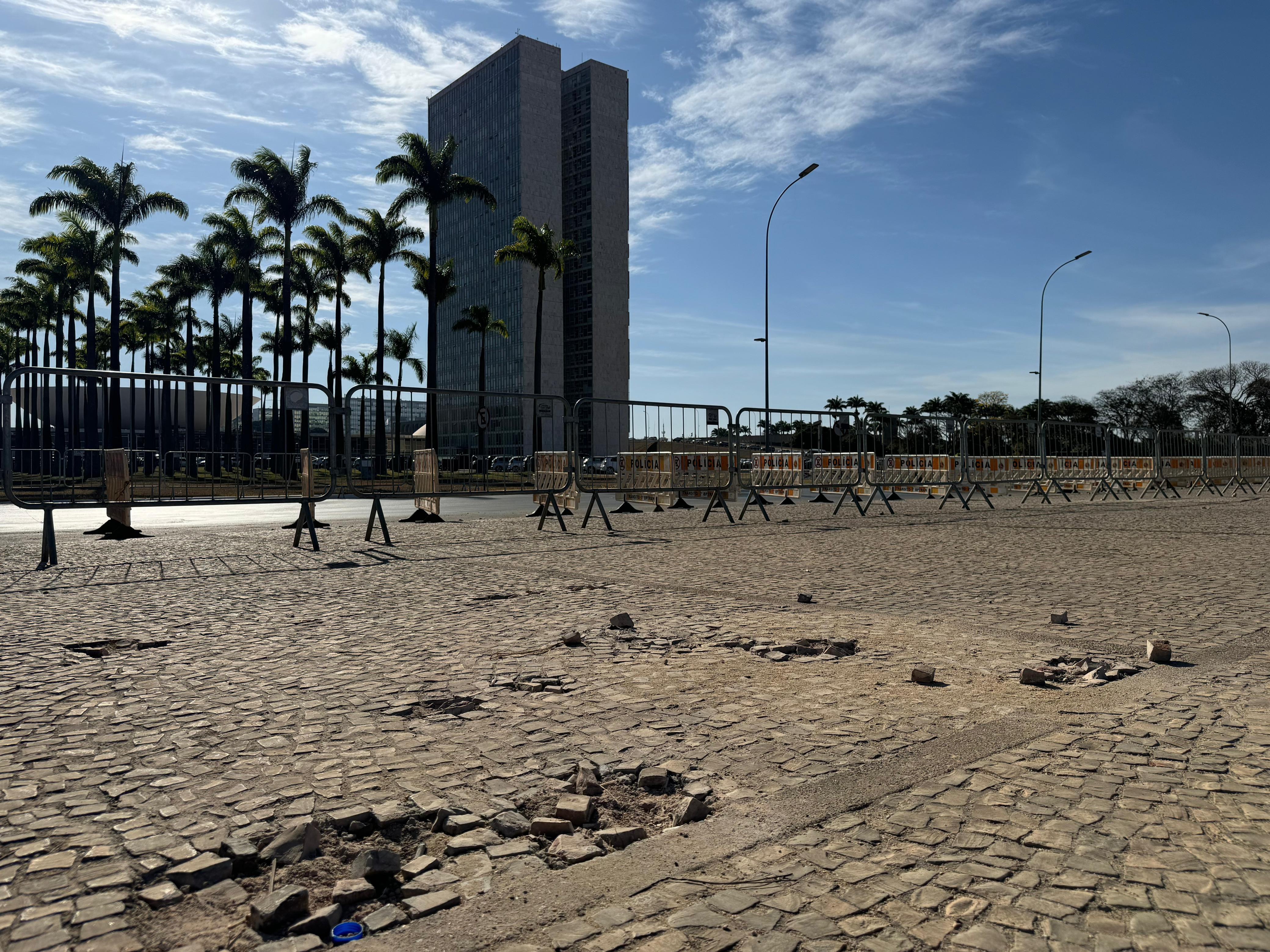 Pedras portuguesas soltas na Praça dos Três Poderes. ? Foto: Fernanda Bastos/g1