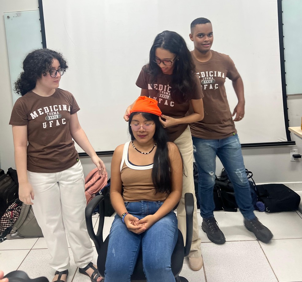 Angélica durante o tradicional trote aplicado aos calouros — Foto: Arquivo pessoal