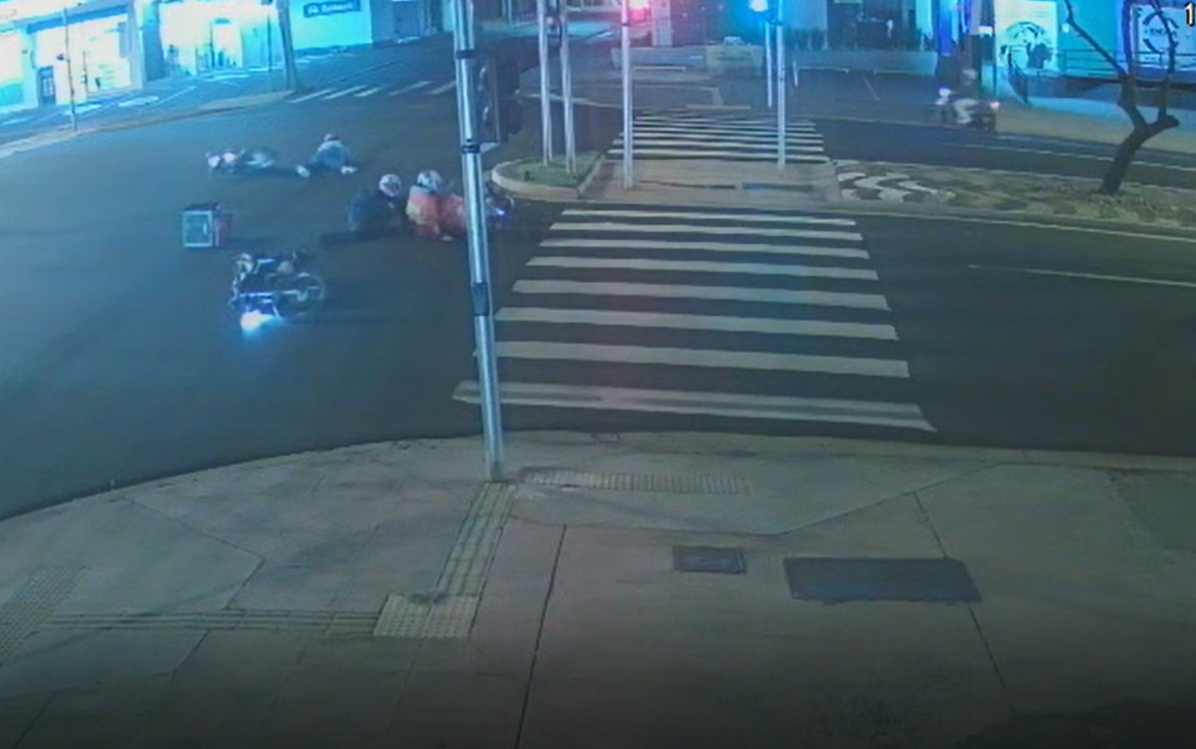 Três motos batem em cruzamento de avenida em Ribeirão Preto, SP; VÍDEO