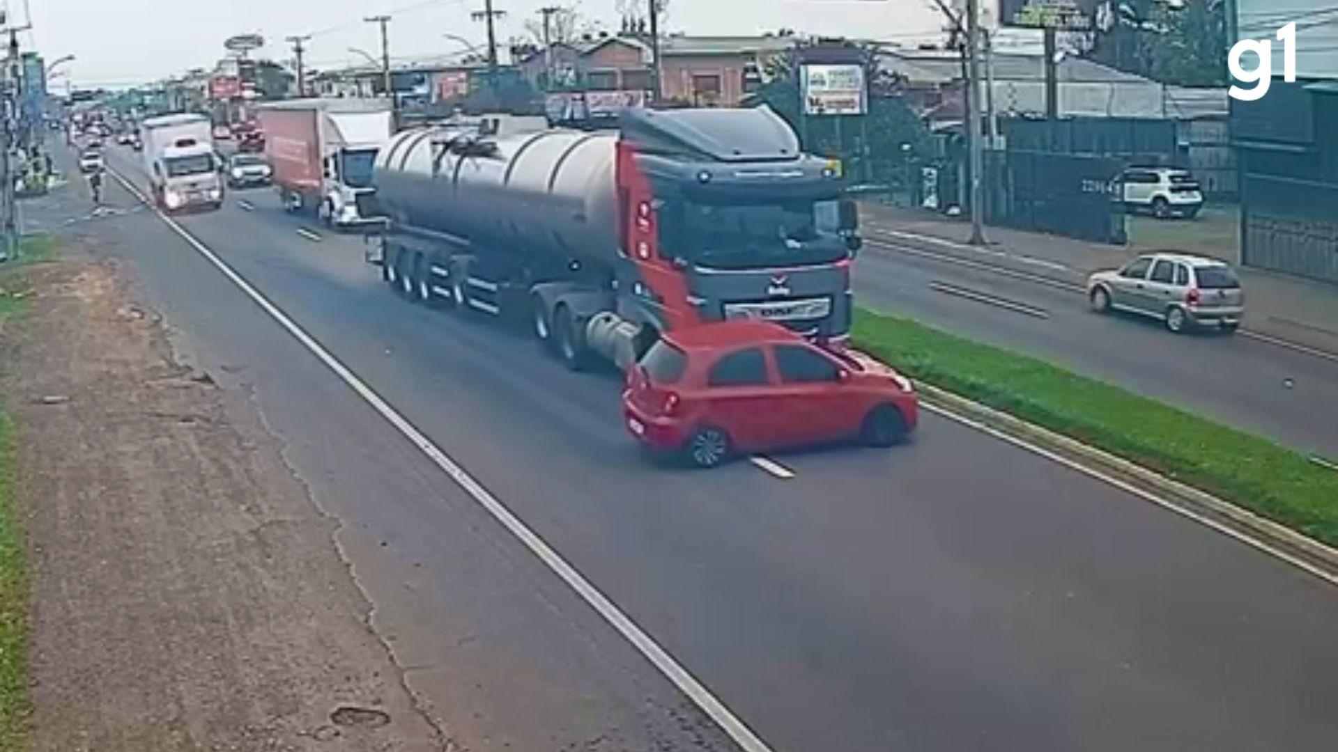 VÍDEO: Caminhão arrasta carro por metros em rodovia do RS