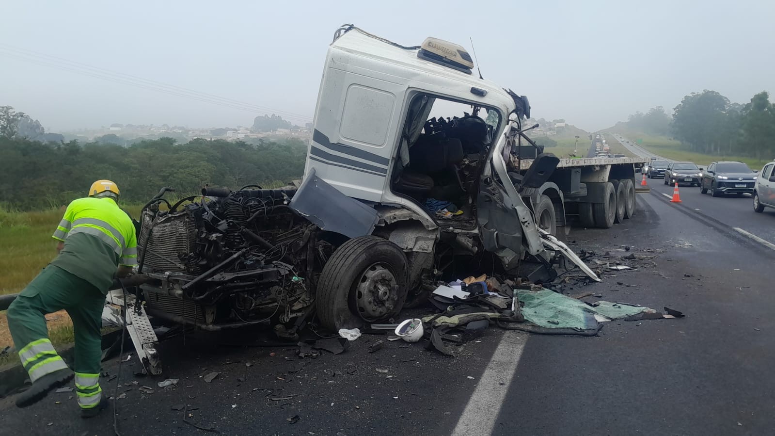Batida entre carretas deixa motorista gravemente ferido na Carvalho Pinto, em Caçapava