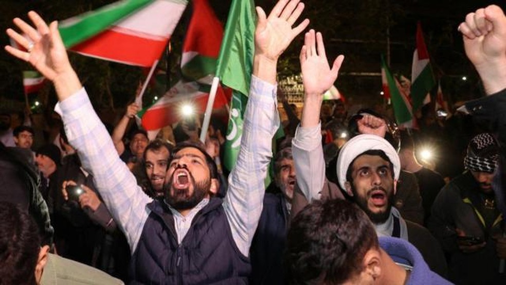 Manifestantes iranianos em Teer&atilde; reagem ap&oacute;s o ataque iraniano a Israel. &mdash; Foto: Reuters via BBC