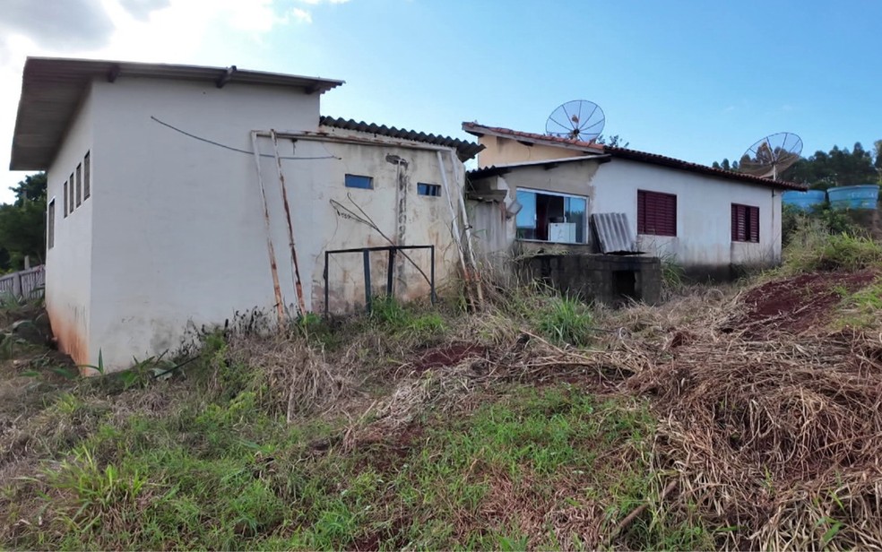 Casa fica na divisa entre Itamogi (MG) e Santo Antônio da Alegria (SP) há 20 anos — Foto: Cacá Trovó