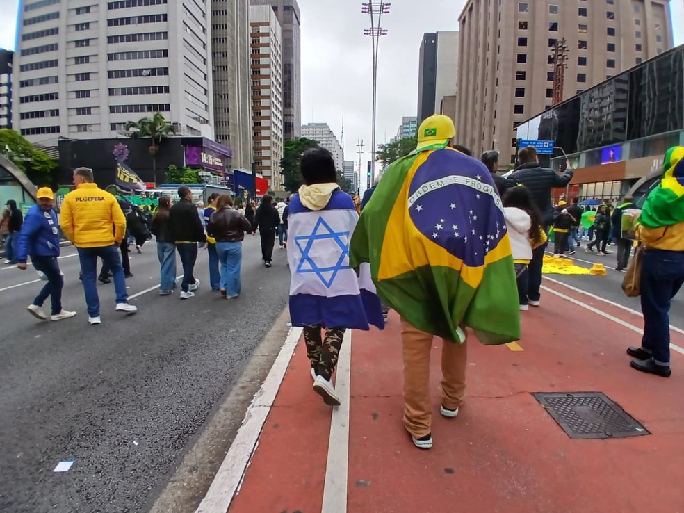 Apoiadores de Flávio Bolsonaro durante ato na Avenida Paulista nesta segunda-feira (7) — Foto: Gustavo Honório/g1