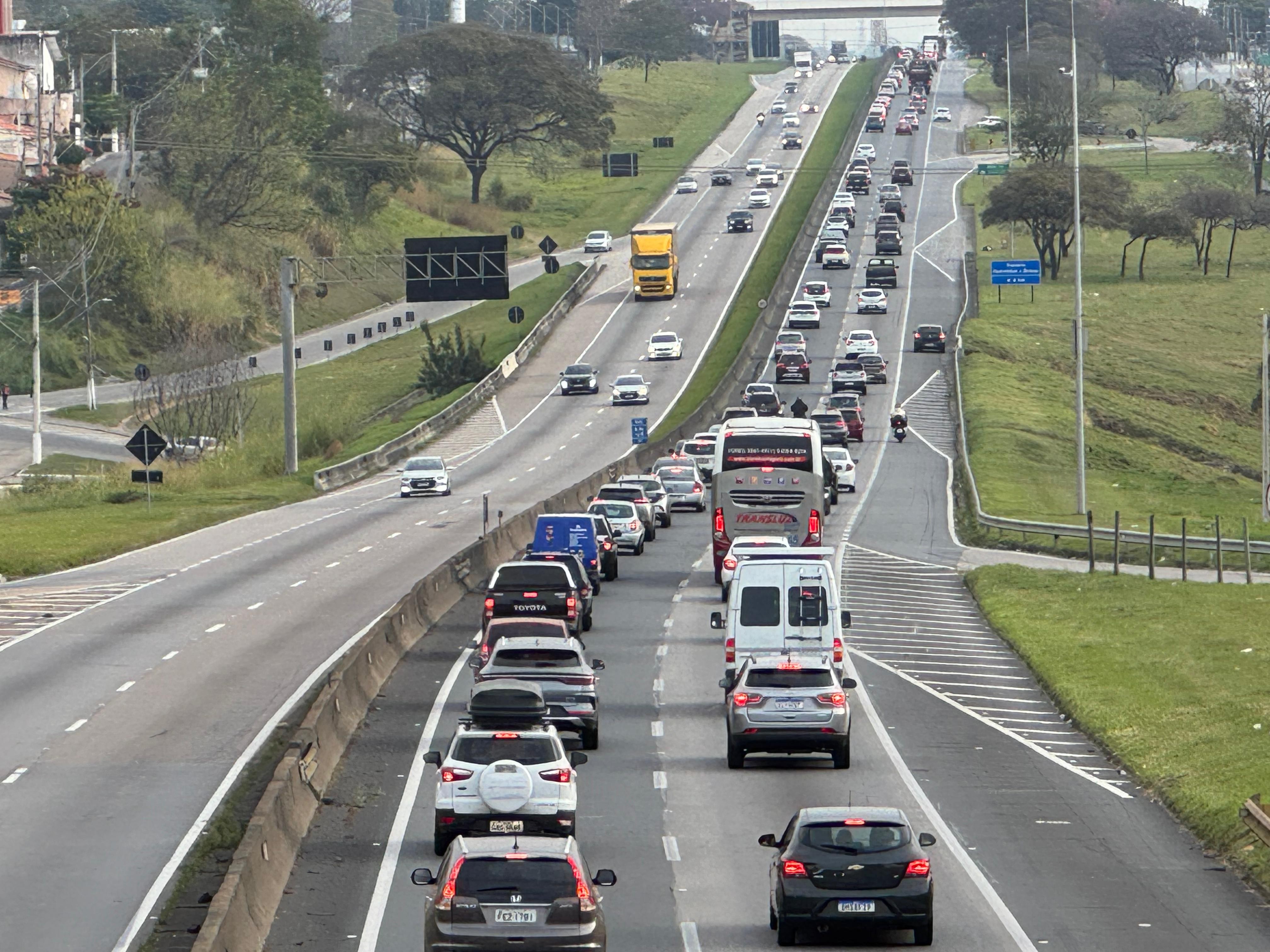 Dutra registra movimento intenso e congestionamento em vários pontos da região no retorno do feriado