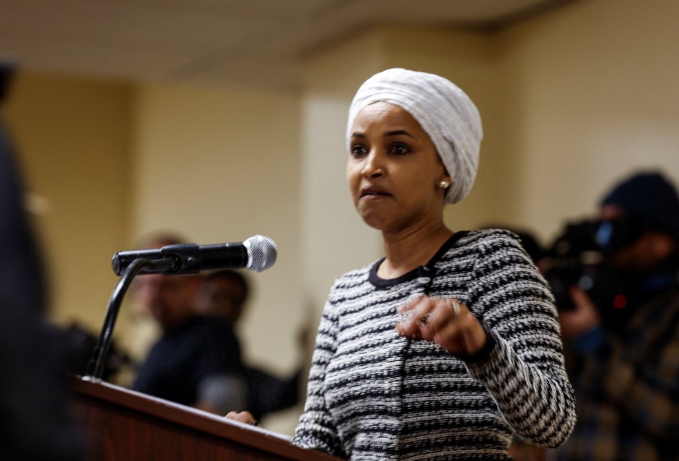 A deputada federal Ilhan Omar em reunião pública em Minneapolis — Foto: REUTERS/Maria Alejandra Cardona