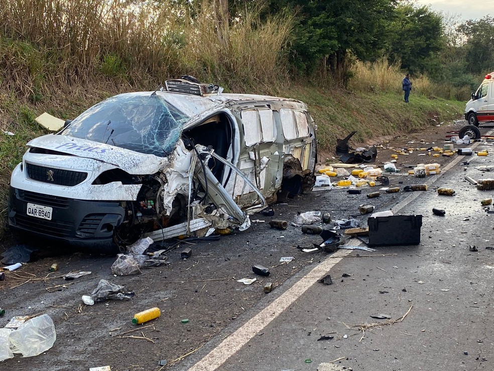 Carro parte ao meio em batida envolvendo outros dois veículos na BR-376 — Foto: Defesa Civil