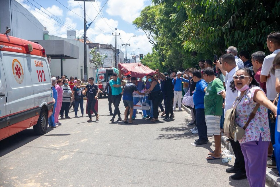 Populares fizeram cordão humano para ajudar no resgate. — Foto: Ismael Soares/ Sistema Verdes Mares (SVM)
