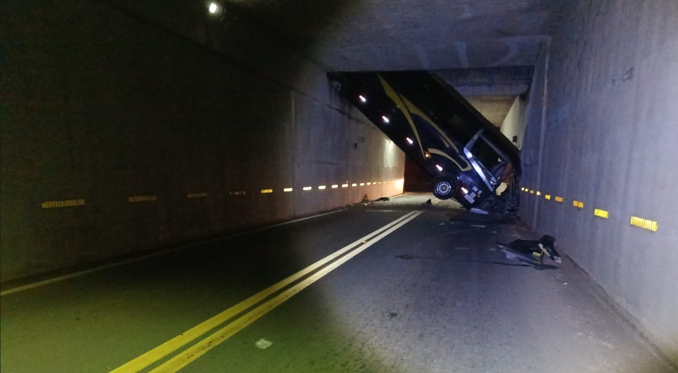 nibus cai em vo de viaduto e deixa feridos em Campinas — Foto: Divulgao