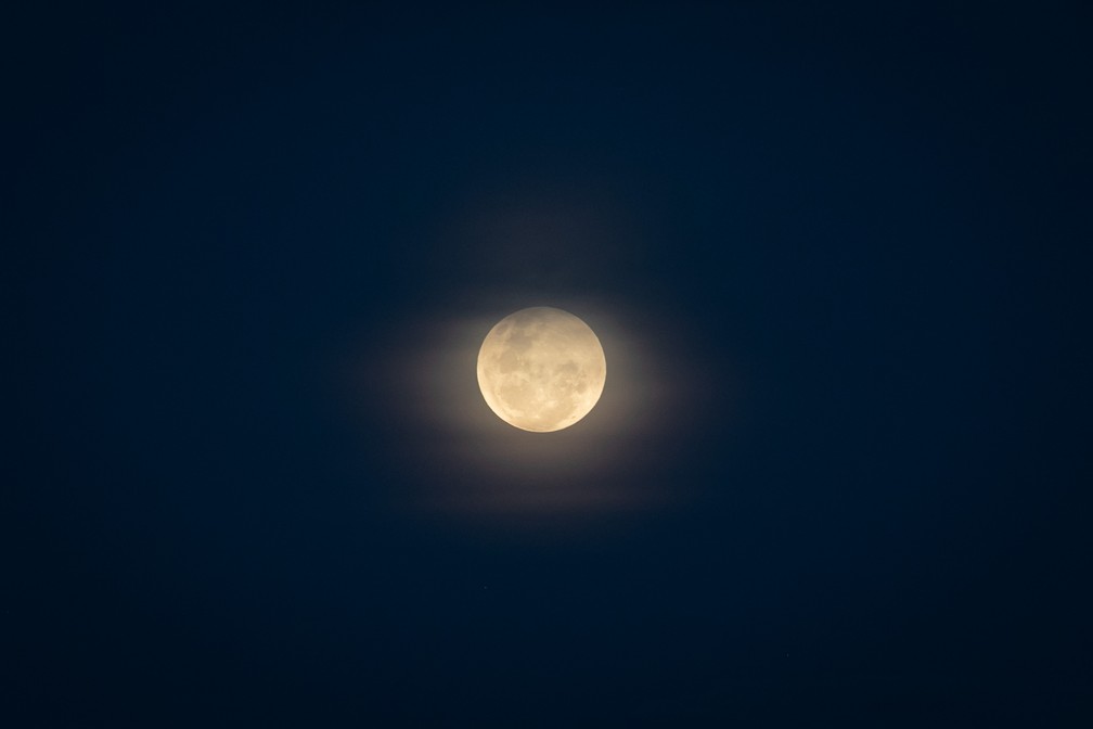 No Recife, fenômeno da Lua Cheia Rosa também foi visível nesta terça (23) — Foto: Wilson Castro/W9 Press/Estadão Conteúdo