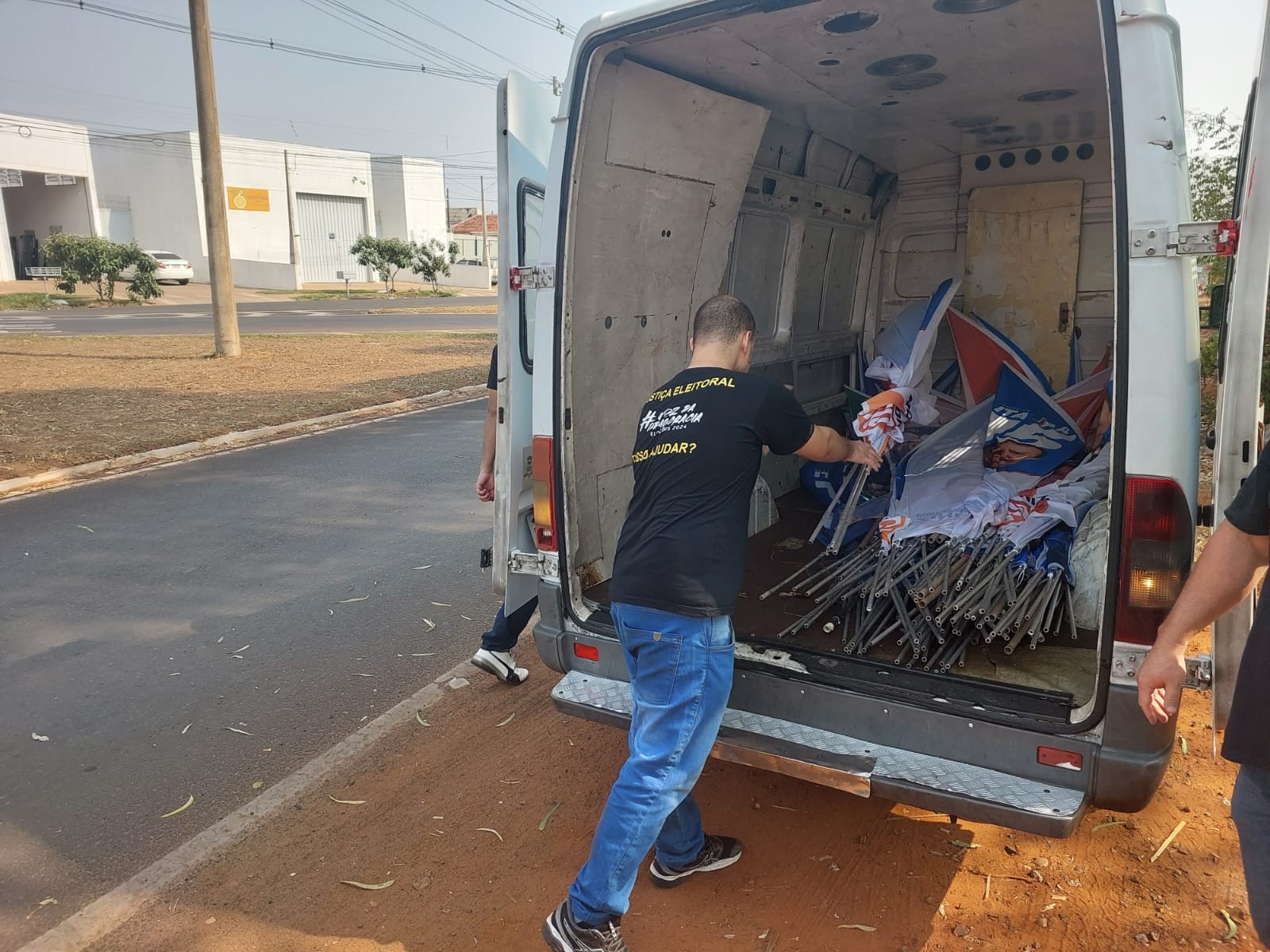 Justiça Eleitoral realiza operação para retirar bandeiras eleitorais de locais considerados irregulares em Rio Preto 